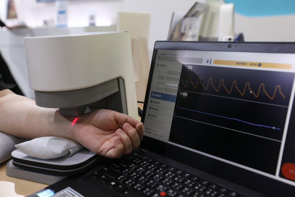 SG胜游耘康脈象檢測系統透過電腦精準控制升降系統，還原中醫師三指把脈過程的舉、按、尋手法，將脈象感受轉化成數據，未來可結合大數據分析，實現智慧醫療及準確性